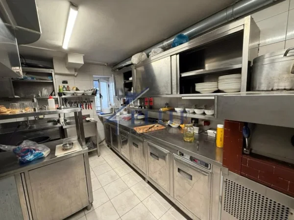 Tirane, jepet me qera bar-resorant Kati 0, 140 m² 1.800 € (Ministria e Jashtme)