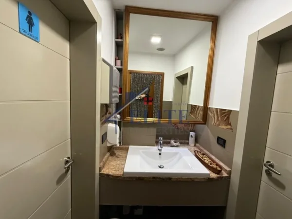 Tirane, jepet me qera bar-resorant Kati 0, 140 m² 1.800 € (Ministria e Jashtme)