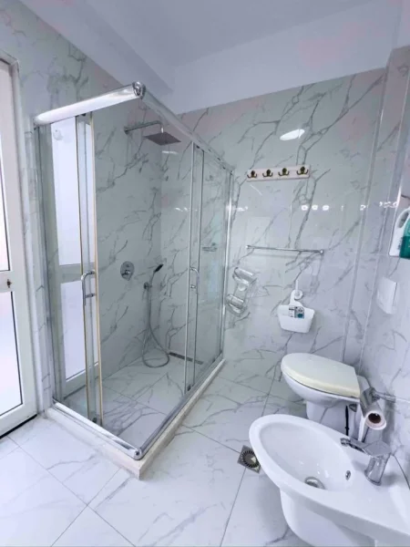 Tirane, jepet me qera 2+1 , 217 m² 1.101 € (Vilat Gjermane)