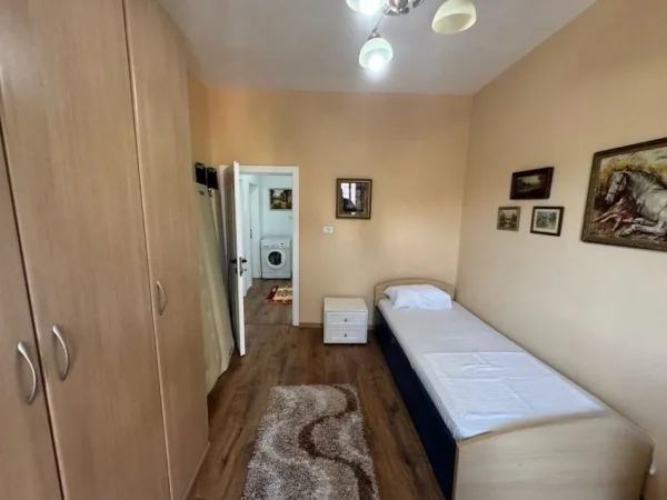 jepet me qera apartament 2+1 , (Rruga e Durresit)