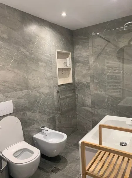 Tirane, jepet me qera apartament 2+1 Kati 4, 98 m² 800 € (Komuna e Parisit)