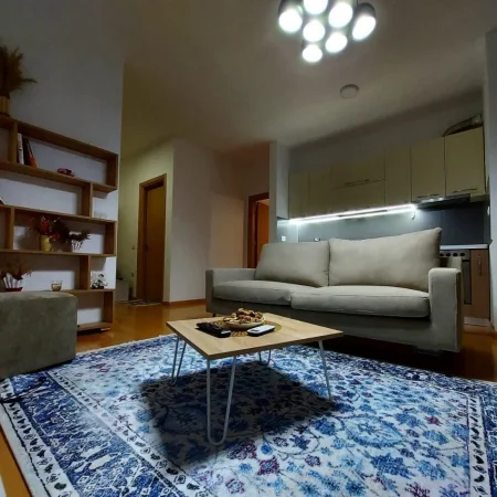 Tirane, jepet me qera apartament 2+1 Kati 1, 80 m² 700 € (Selvia)
