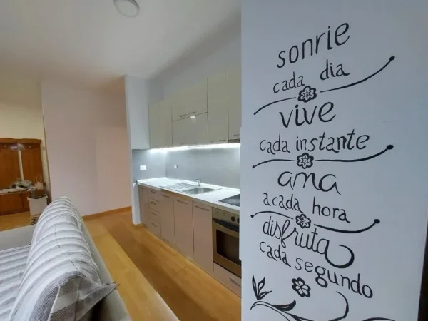 Tirane, jepet me qera apartament 2+1 Kati 1, 80 m² 700 € (Selvia)