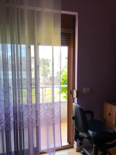 Tirane, jepet me qera apartament 2+1+Ballkon Kati 2, 270 € (Koncita Konomi)