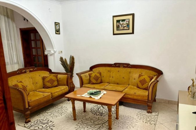 Tirane, jepet me qera Vile 2+1 Kati 1, 82 m² 500 € (ish parku i autobusave)