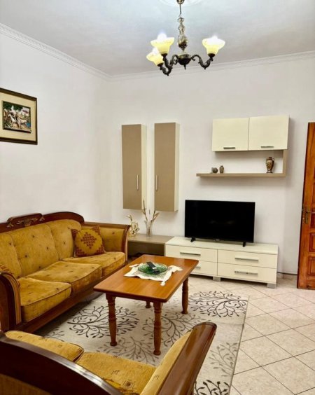 Tirane, jepet me qera Vile 2+1 Kati 1, 82 m² 500 € (ish parku i autobusave)