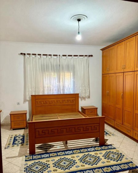 Tirane, jepet me qera Vile 2+1 Kati 1, 82 m² 500 € (ish parku i autobusave)