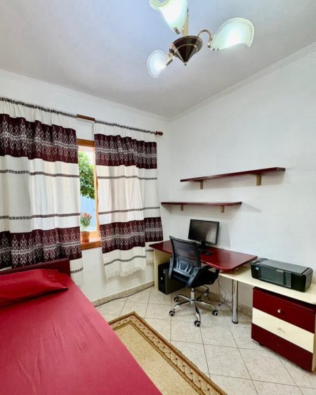 Tirane, jepet me qera Vile 2+1 Kati 1, 82 m² 500 € (ish parku i autobusave)