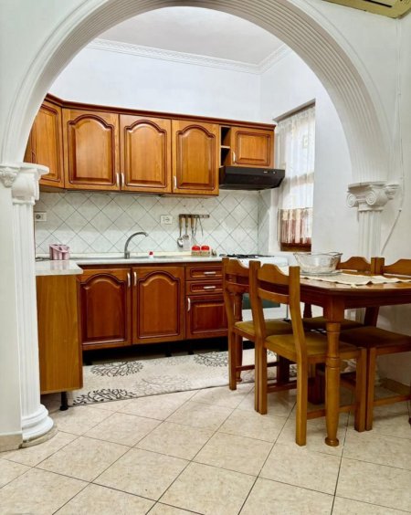 Tirane, jepet me qera Vile 2+1 Kati 1, 82 m² 500 € (ish parku i autobusave)