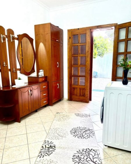 Tirane, jepet me qera Vile 2+1 Kati 1, 82 m² 500 € (ish parku i autobusave)