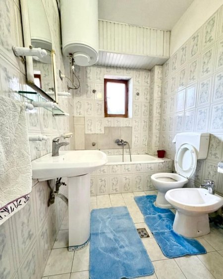 Tirane, jepet me qera Vile 2+1 Kati 1, 82 m² 500 € (ish parku i autobusave)