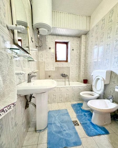 Tirane, jepet me qera Vile 2+1 Kati 1, 82 m² 500 € (ish parku i autobusave)
