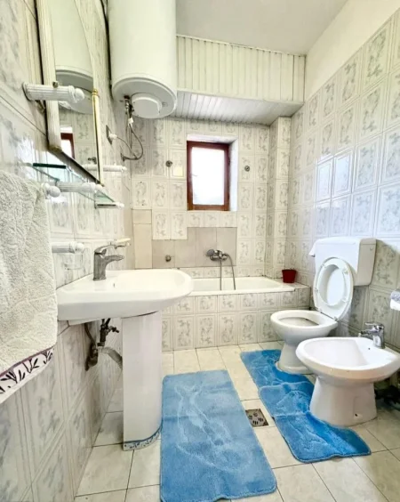 Tirane, jepet me qera Vile 2+1 Kati 1, 82 m² 500 € (ish parku i autobusave)