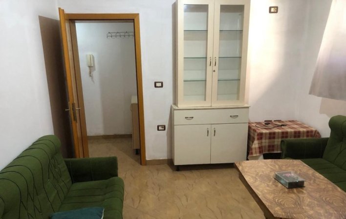 Tirane, jepet me qera apartament 1+1 Kati 1, 80 m² 300 € (QSUT)