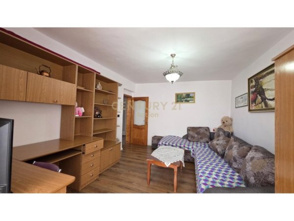 Tirane, jepet me qera apartament 2+1 Kati 5, 500 € (rruga e Kosovareve)