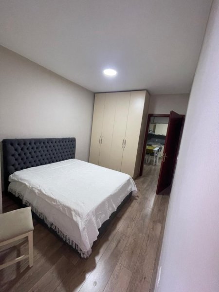 Tirane, jepet me qera apartament 2+1 Kati 3, 90 m² 450 € (astir)