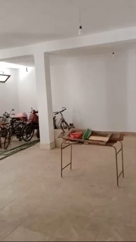 Tirane, jepet me qera magazine Kati 1, 140 m² 1.200 € (tregu elektrik)