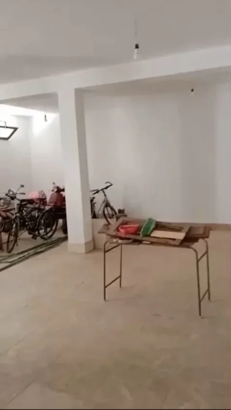 Tirane, jepet me qera magazine Kati 1, 140 m² 1.200 € (tregu elektrik)