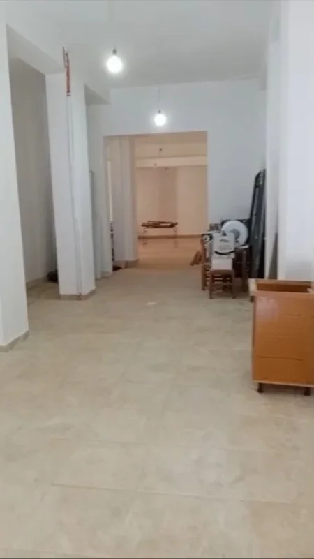 Tirane, jepet me qera magazine Kati 1, 140 m² 1.200 € (tregu elektrik)