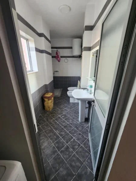 Tirane, jepet me qera apartament 1+1 , 77 m² 351 € (Astir)