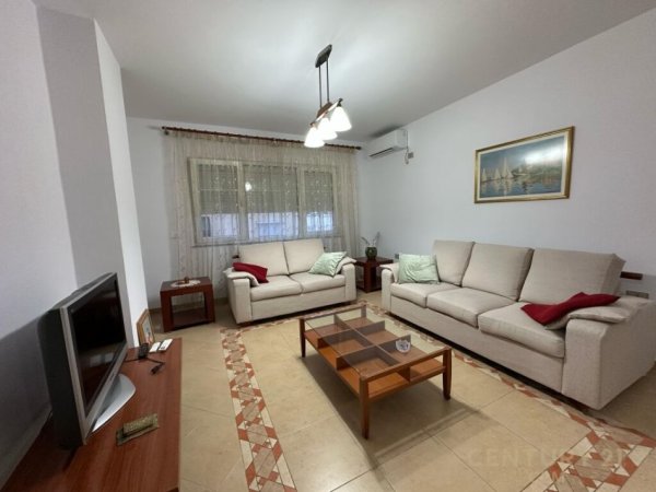 Tirane, jepet me qera apartament 2+1 Kati 6, 84 m² 650 € (Sheshi Wilson)