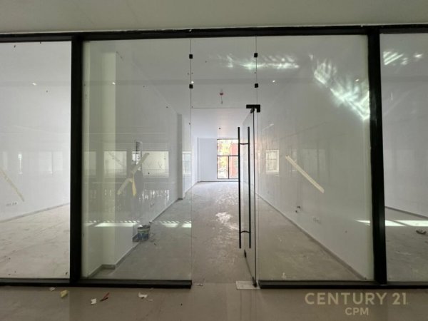 Tek Garden Building Japim Me Qira Ambient Ne Katin E Pare! 1.300 € (Rruga e Kavajes)