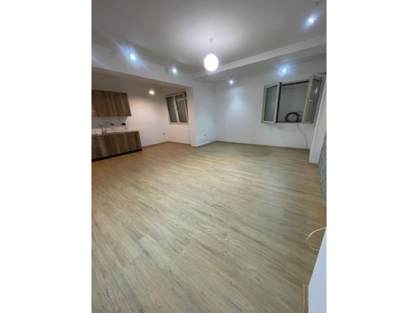 Tirane, jepet me qera apartament 2+1+Ballkon Kati 5, 125 m² 500 € (ISH STACIONI FUNDIT TIRANES RE)