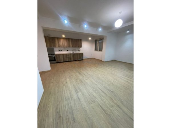 Tirane, jepet me qera apartament 2+1+Ballkon Kati 5, 125 m² 500 € (ISH STACIONI FUNDIT TIRANES RE)