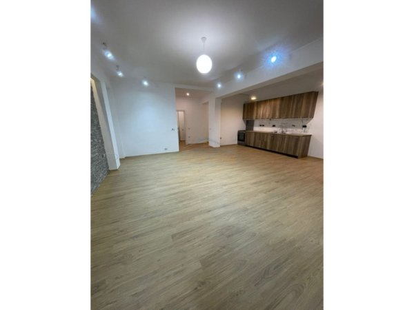 Tirane, jepet me qera apartament 2+1+Ballkon Kati 5, 125 m² 500 € (ISH STACIONI FUNDIT TIRANES RE)