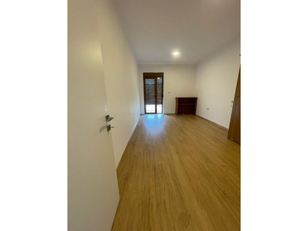 Tirane, jepet me qera apartament 2+1+Ballkon Kati 5, 125 m² 500 € (ISH STACIONI FUNDIT TIRANES RE)