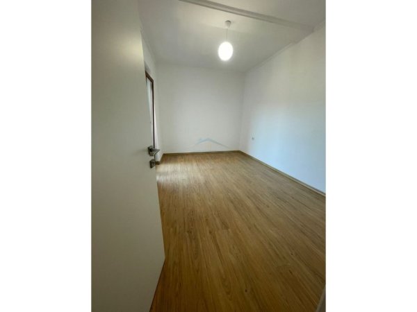 Tirane, jepet me qera apartament 2+1+Ballkon Kati 5, 125 m² 500 € (ISH STACIONI FUNDIT TIRANES RE)
