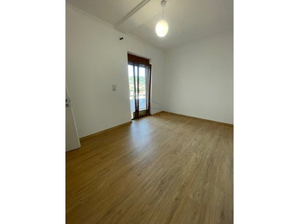 Tirane, jepet me qera apartament 2+1+Ballkon Kati 5, 125 m² 500 € (ISH STACIONI FUNDIT TIRANES RE)