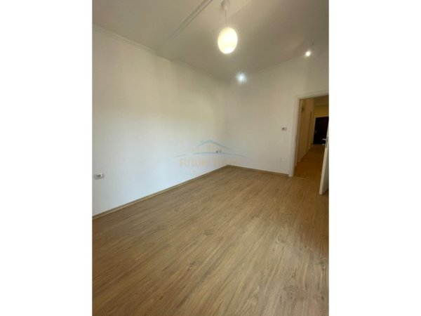 Tirane, jepet me qera apartament 2+1+Ballkon Kati 5, 125 m² 500 € (ISH STACIONI FUNDIT TIRANES RE)