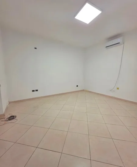 Tirane, jepet me qera ambjent biznesi Kati 0, 200 m² 1.500 € (Stadiumi Dinamo, Tirane)