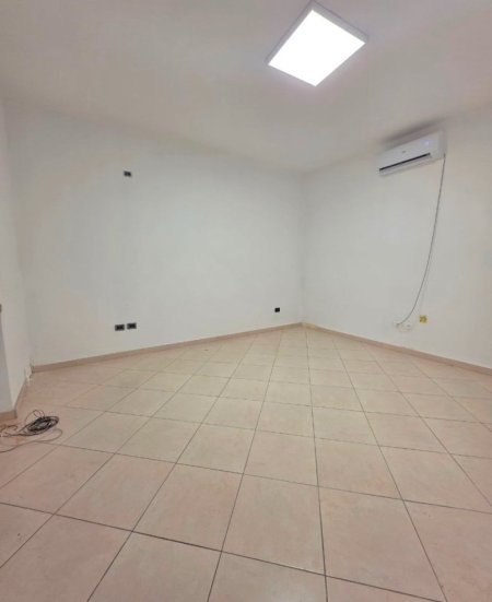 Tirane, jepet me qera ambjent biznesi Kati 0, 200 m² 1.500 € (Stadiumi Dinamo, Tirane)
