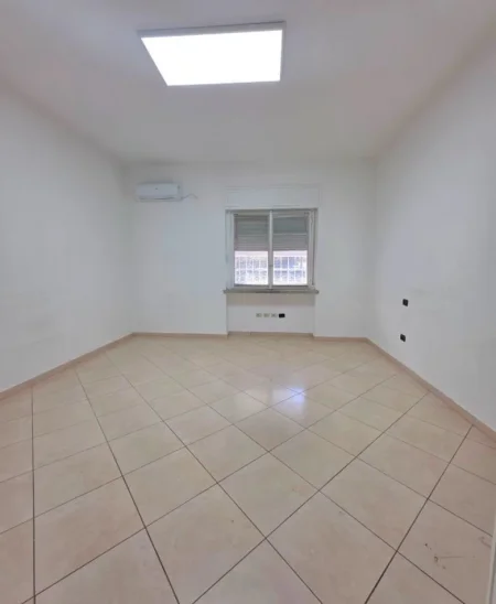 Tirane, jepet me qera ambjent biznesi Kati 0, 200 m² 1.500 € (Stadiumi Dinamo, Tirane)