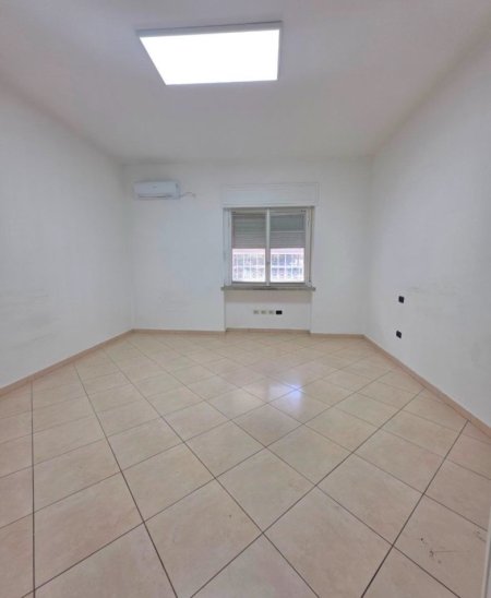 Tirane, jepet me qera ambjent biznesi Kati 0, 200 m² 1.500 € (Stadiumi Dinamo, Tirane)