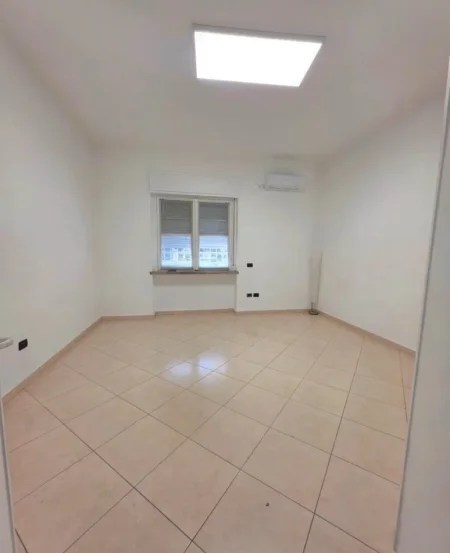 Tirane, jepet me qera ambjent biznesi Kati 0, 200 m² 1.500 € (Stadiumi Dinamo, Tirane)