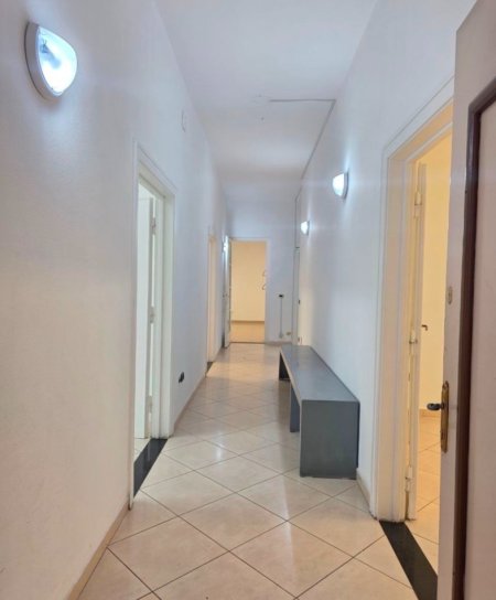 Tirane, jepet me qera ambjent biznesi Kati 0, 200 m² 1.500 € (Stadiumi Dinamo, Tirane)