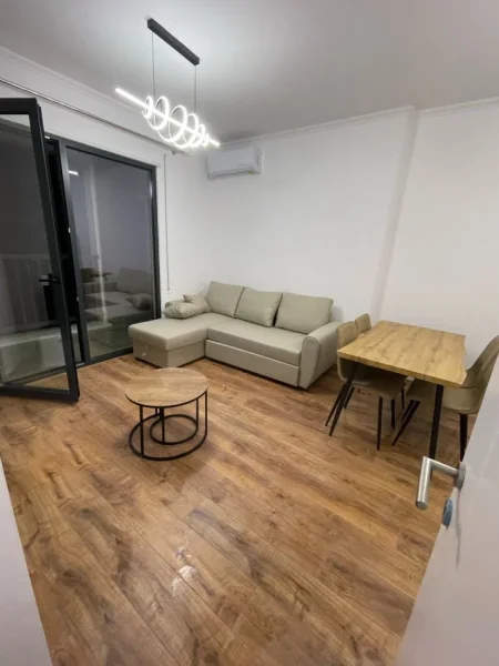 Tirane, jepet me qera apartament 1+1 Kati 3, 70 m² 500 € (Stacioni Trenit)