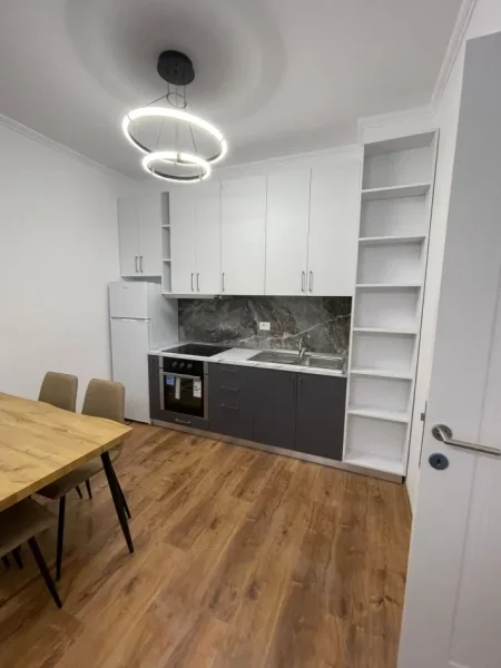 Tirane, jepet me qera apartament 1+1 Kati 3, 70 m² 500 € (Stacioni Trenit)