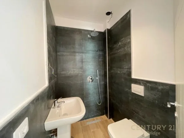 Shengjin, shitet apartament 2+1+Aneks+Ballkon Kati 8, 350.000 € 