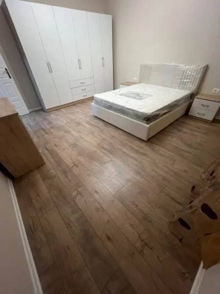 Tirane, jepet me qera apartament 1+1 Kati 1, 70 m² 350 € (5 Maji)