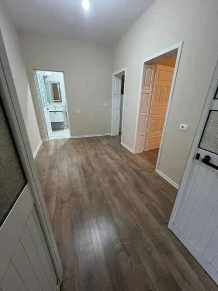 Tirane, jepet me qera apartament 1+1 Kati 1, 70 m² 350 € (5 Maji)