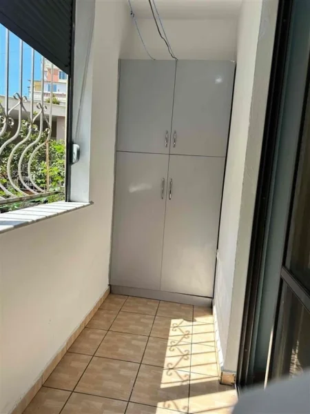 Tirane, jepet me qera apartament 1+1+Ballkon Kati 1, 70 m² 450 € (Rruga fortuzi)