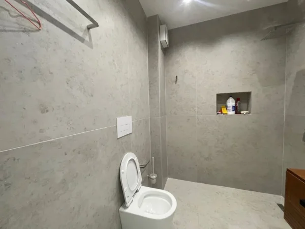 Tirane, jepet me qera apartament 2+1+Ballkon Kati 6, 105 m² 900 € (Riverside Residence Astir)