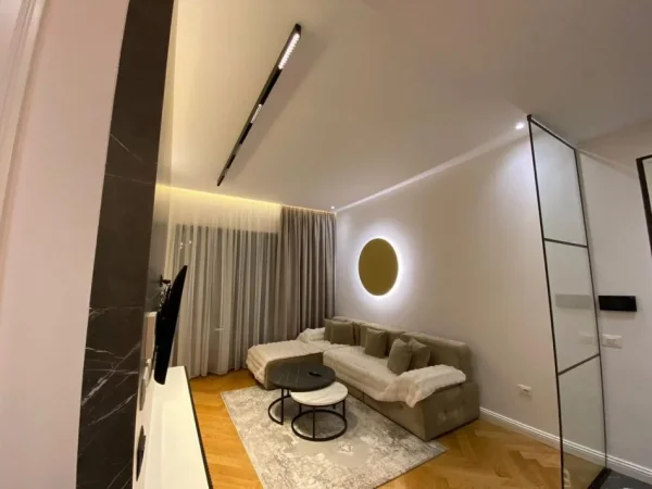 Tirane, jepet me qera apartament 1+1+Ballkon Kati 5, 70 m² 1.000 € (Kompleksi Delijorgji)