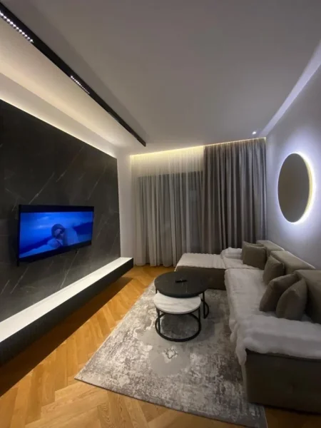 Tirane, jepet me qera apartament 1+1+Ballkon Kati 5, 70 m² 1.000 € (Kompleksi Delijorgji)