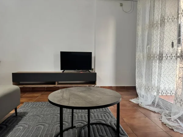 Tirane, jepet me qera apartament 1+1+Ballkon Kati 5, 65 m² 450 € (Blloku Gintash Laprake)