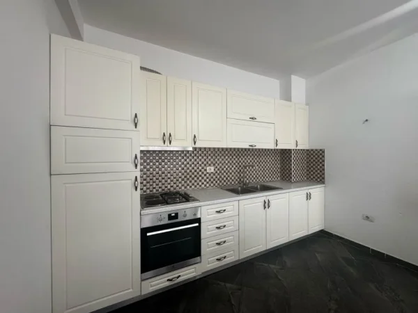 Tirane, jepet me qera apartament 1+1 Kati 6, 65 m² 400 € (Vila L)